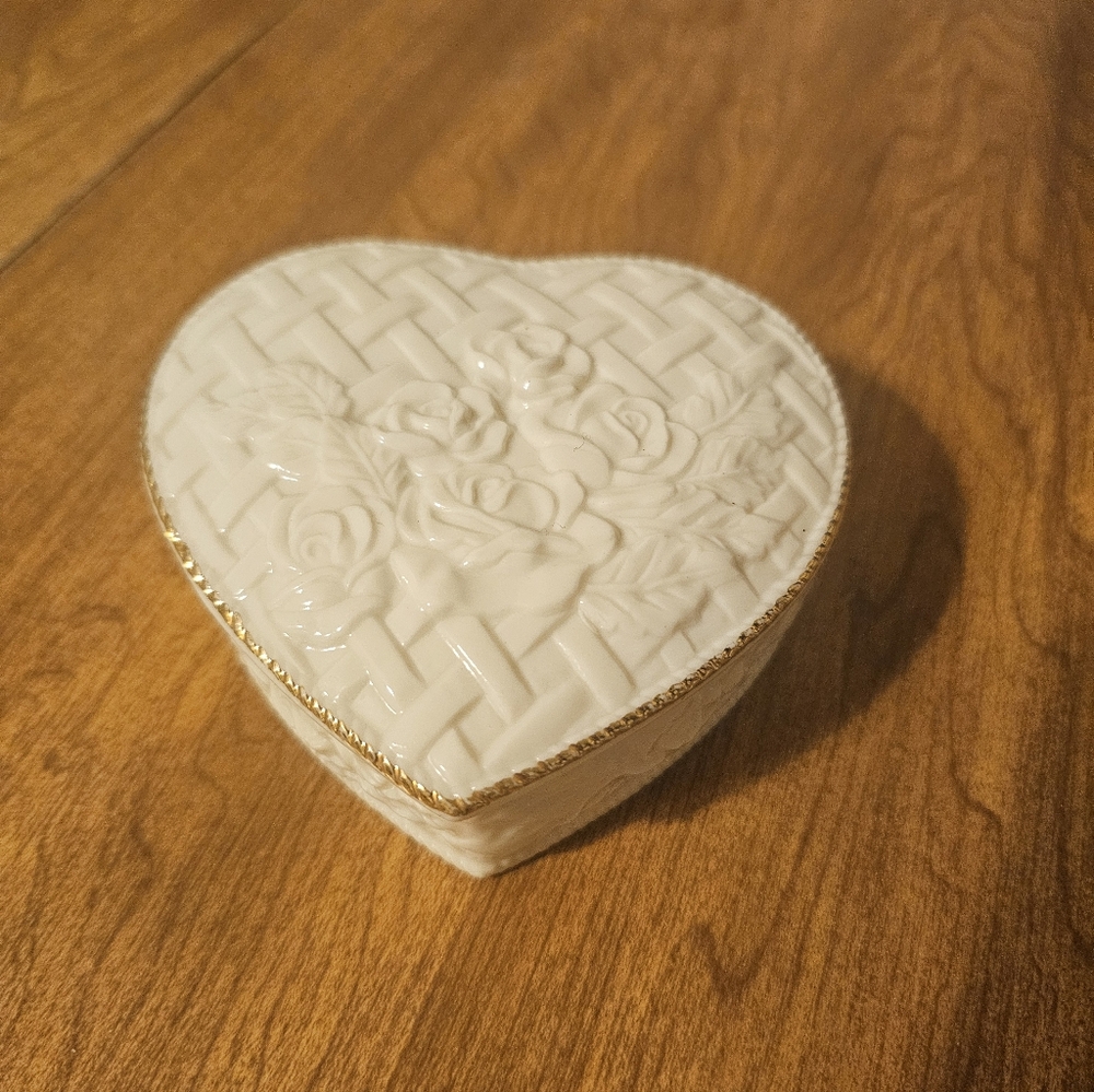Heart shaped white porcelain lidded trinkets/ jewelry box